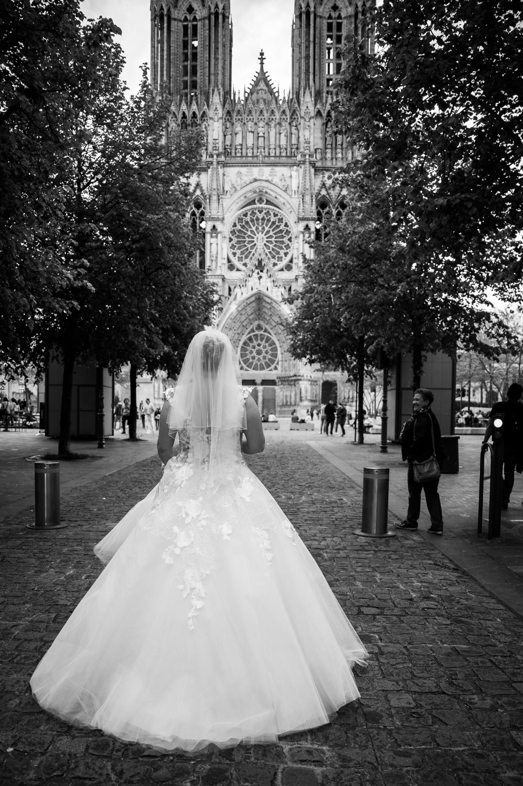 Une découverte entre deux être qui s'aime devant la cathédrale de Reims 