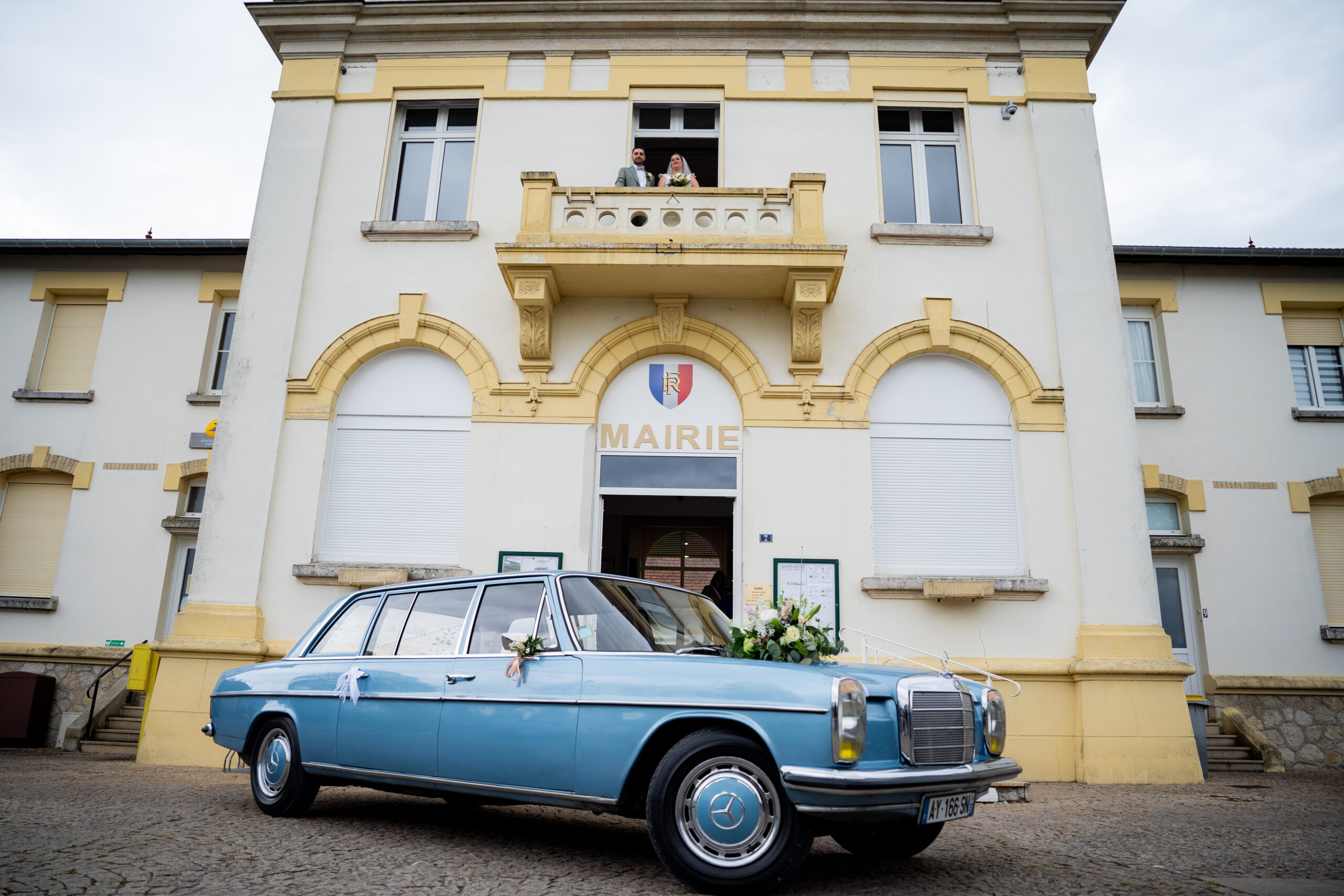 Ancienne Mercedes attendant la sortie des mariés 