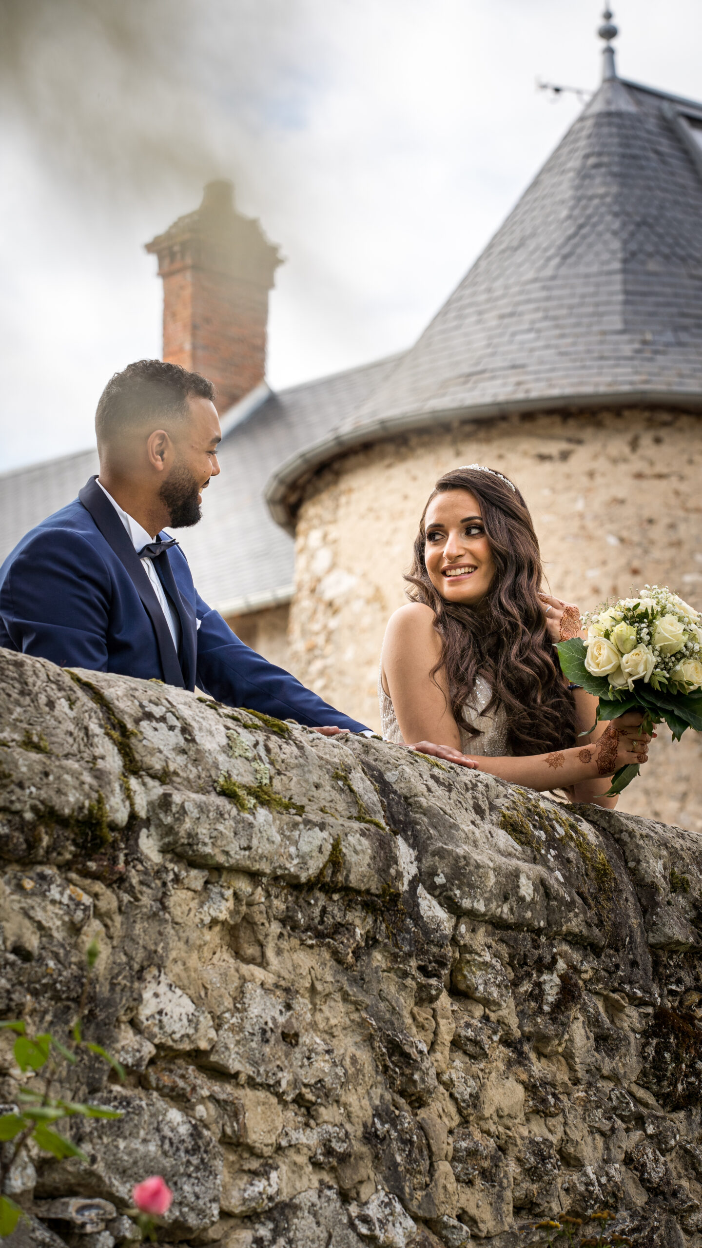 Deux regards mutuels, leur tout premier instant en tant que jeune marié 